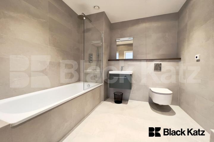 595 Sq. Ft. of living & entertaining space concierge & gym facilities The Ceramic Building - Newington Causeway , Borough